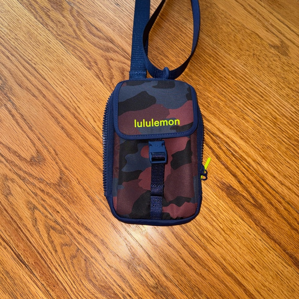 lululemon athletica Camo Crossbody Bag - Picture 3 of 6